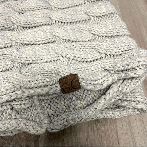 C.C Scarf Women’s OS Comfy Chunky Light Gray Knit Infinity - Picture 2 of 3